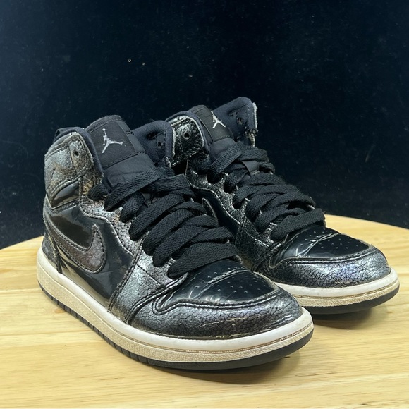 Nike Air Jordan Retro 1 High BP Youth Shoes Sz 12C Youth Glossy Black 705303-017 - Picture 4 of 10